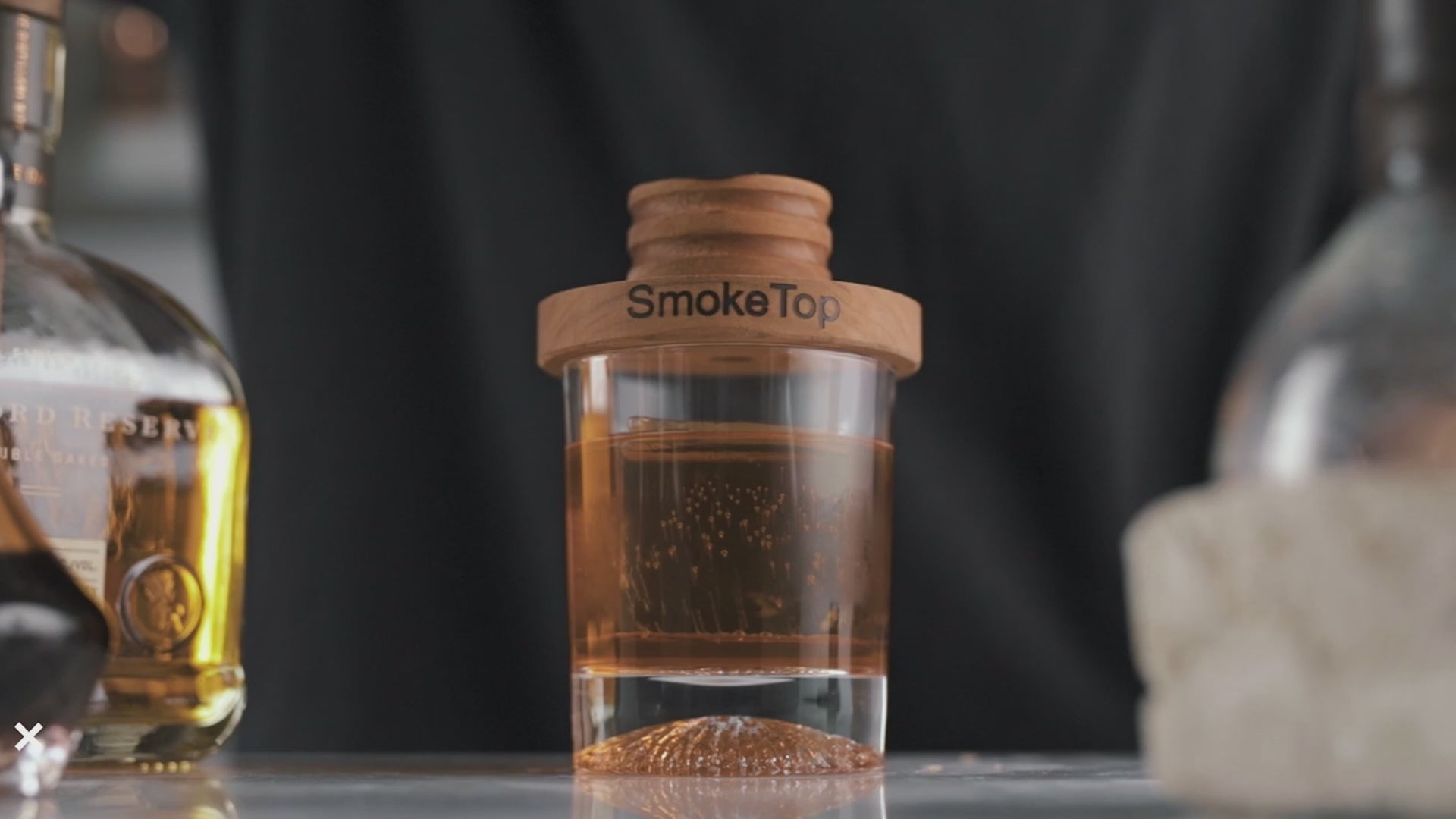 Video des Whiskey- und Cocktail Smoker Set mit drei Holzsorten zur Räucherung, einem Löffel, dem Smoker aus Holz, einem Feuerzeug und einem kleinen Sieb.