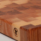 Nahaufnahme eines Stirnholz-Schneidbrett aus mehreren Holzarten mit eingebranntem Logo