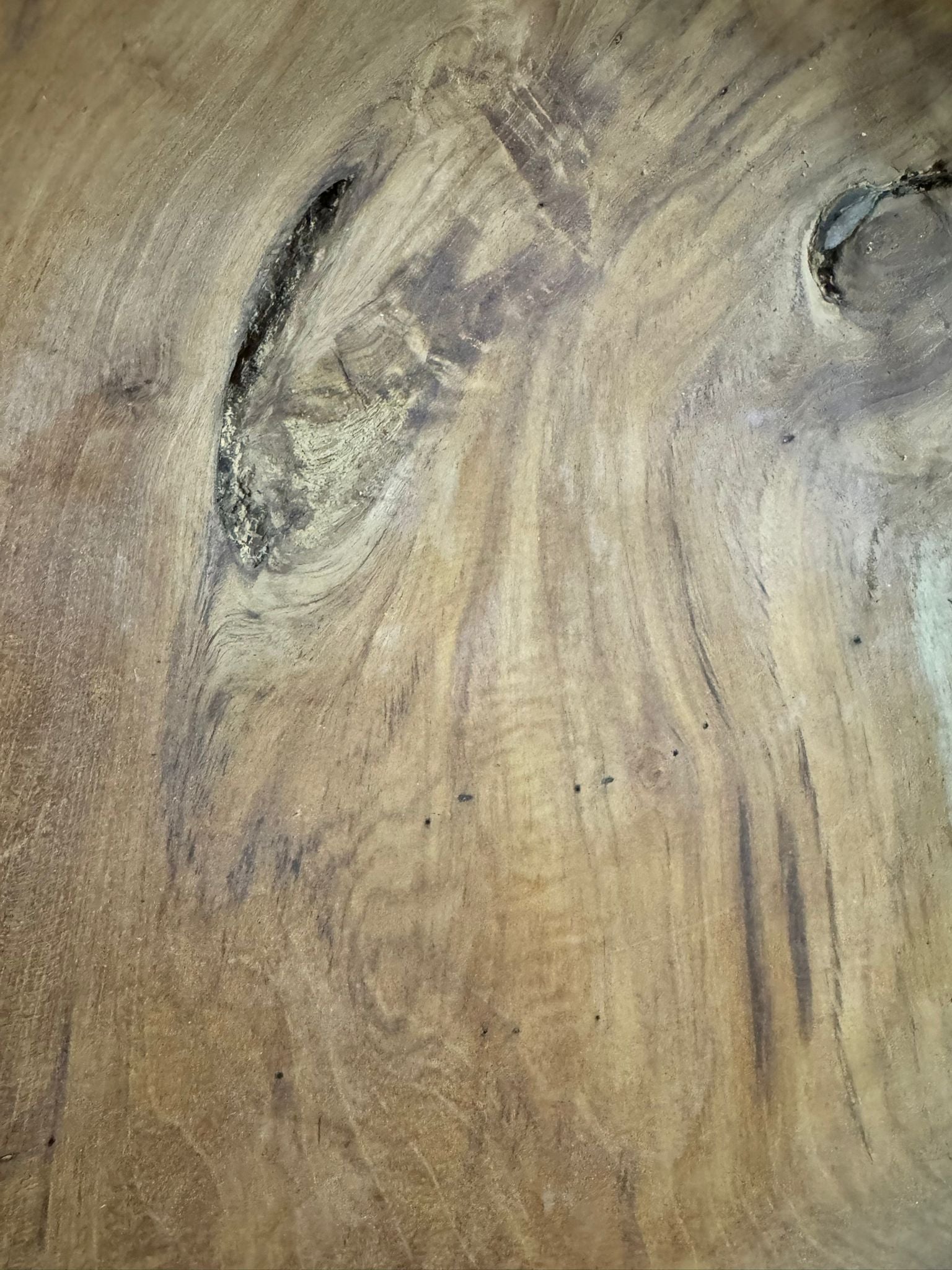Detailaufnahme einer Schale aus Teak Holz