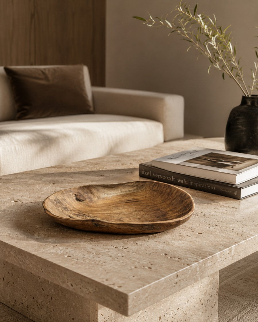 Dekorative Schale aus Teak Holz zur vielseitigen Verwendung, hier gezeigt auf einem Tisch aus Stein im Wohnzimmer