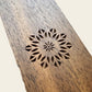 Nahaufnahme einer rechteckigen Holz-Box mit Hanf-Blatt Gravur zur Aufbewahrung von Kräutern, Tees und Joints