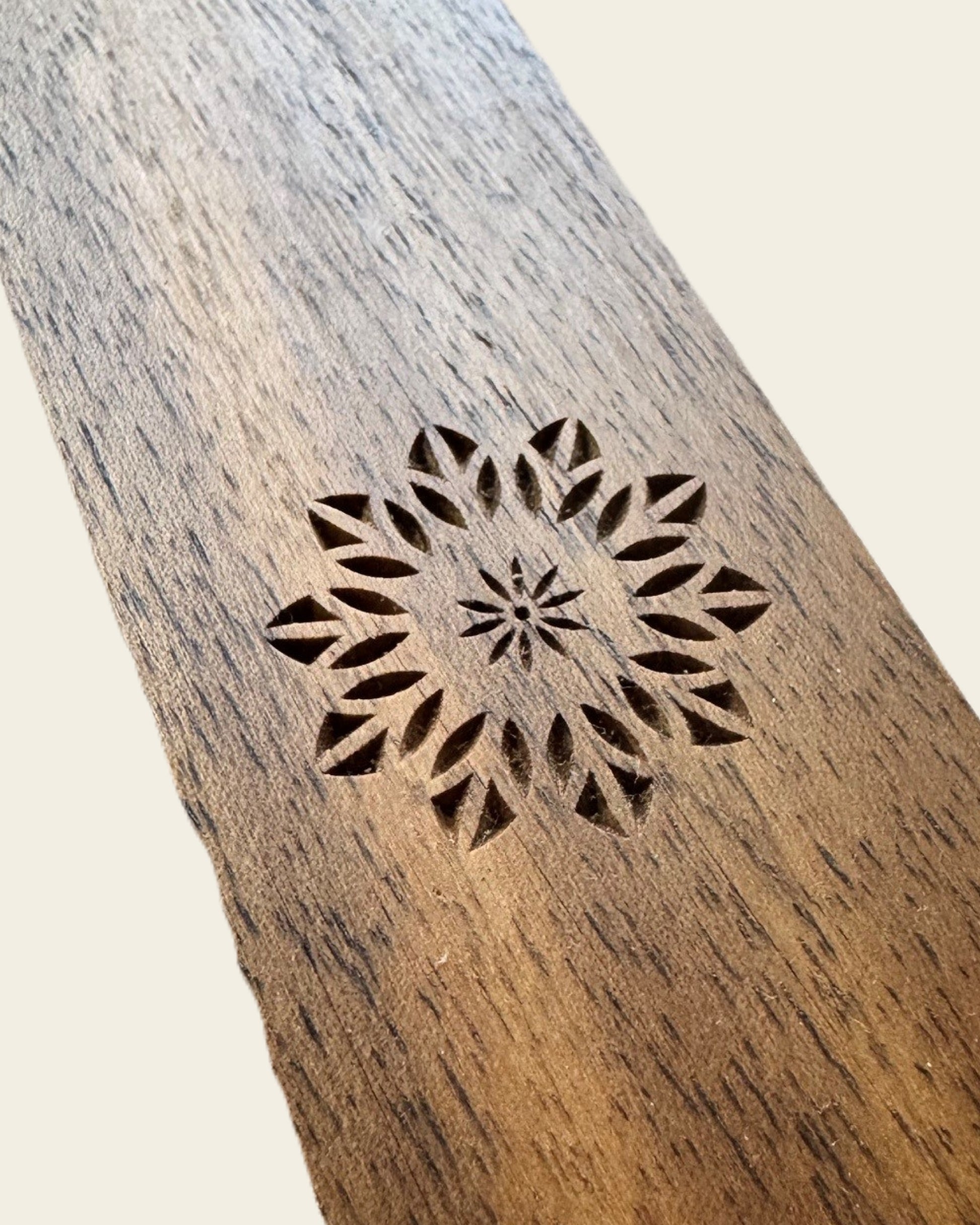 Nahaufnahme einer rechteckigen Holz-Box mit Hanf-Blatt Gravur zur Aufbewahrung von Kräutern, Tees und Joints