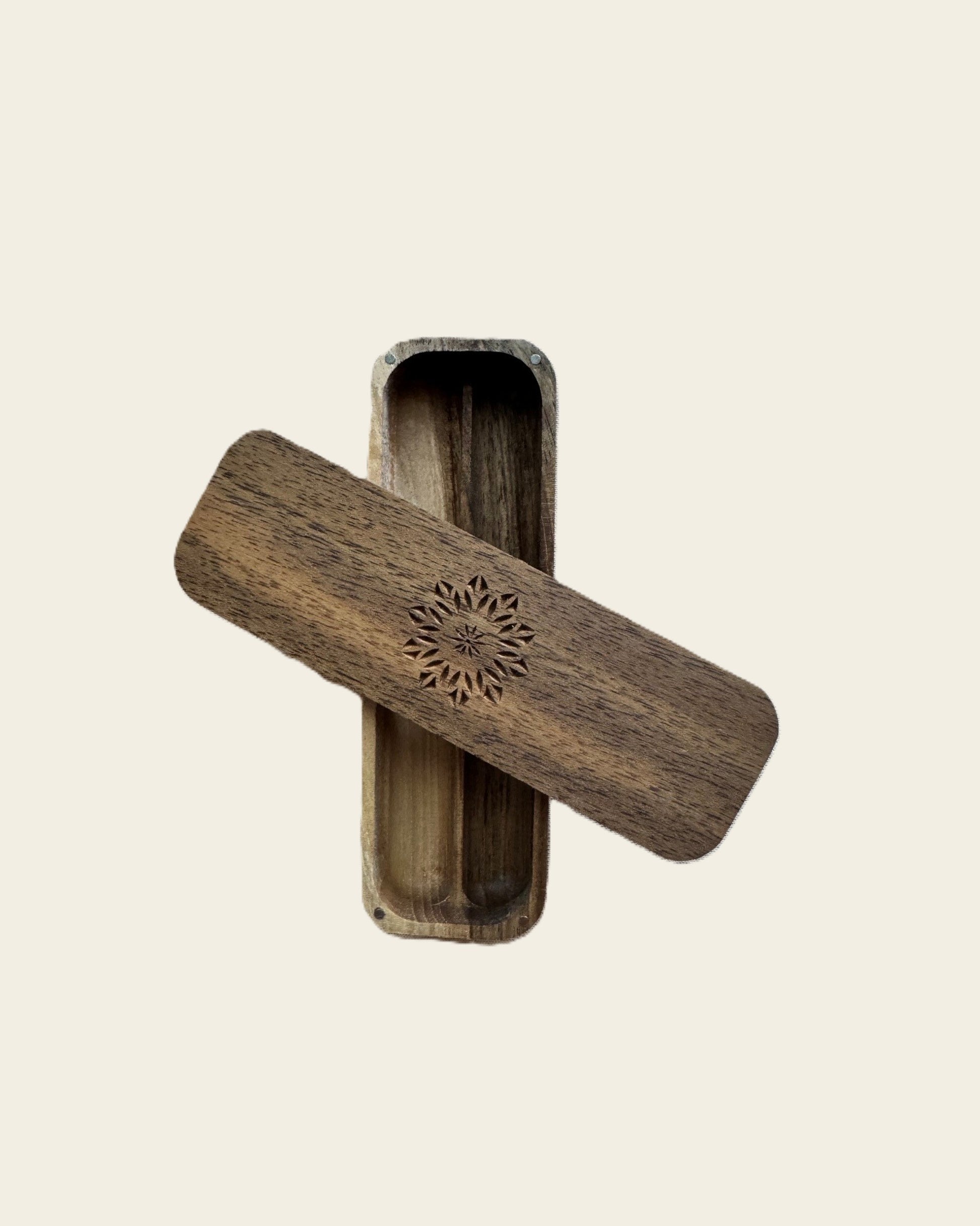 Rechteckige Holz-Box mit Hanf-Blatt Gravur zur Aufbewahrung von Kräutern, Tees und Joints