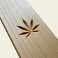 Nahaufnahme einer rechteckigen Holz-Box mit Hanf-Blatt Gravur zur Aufbewahrung von Kräutern, Tees und Joints