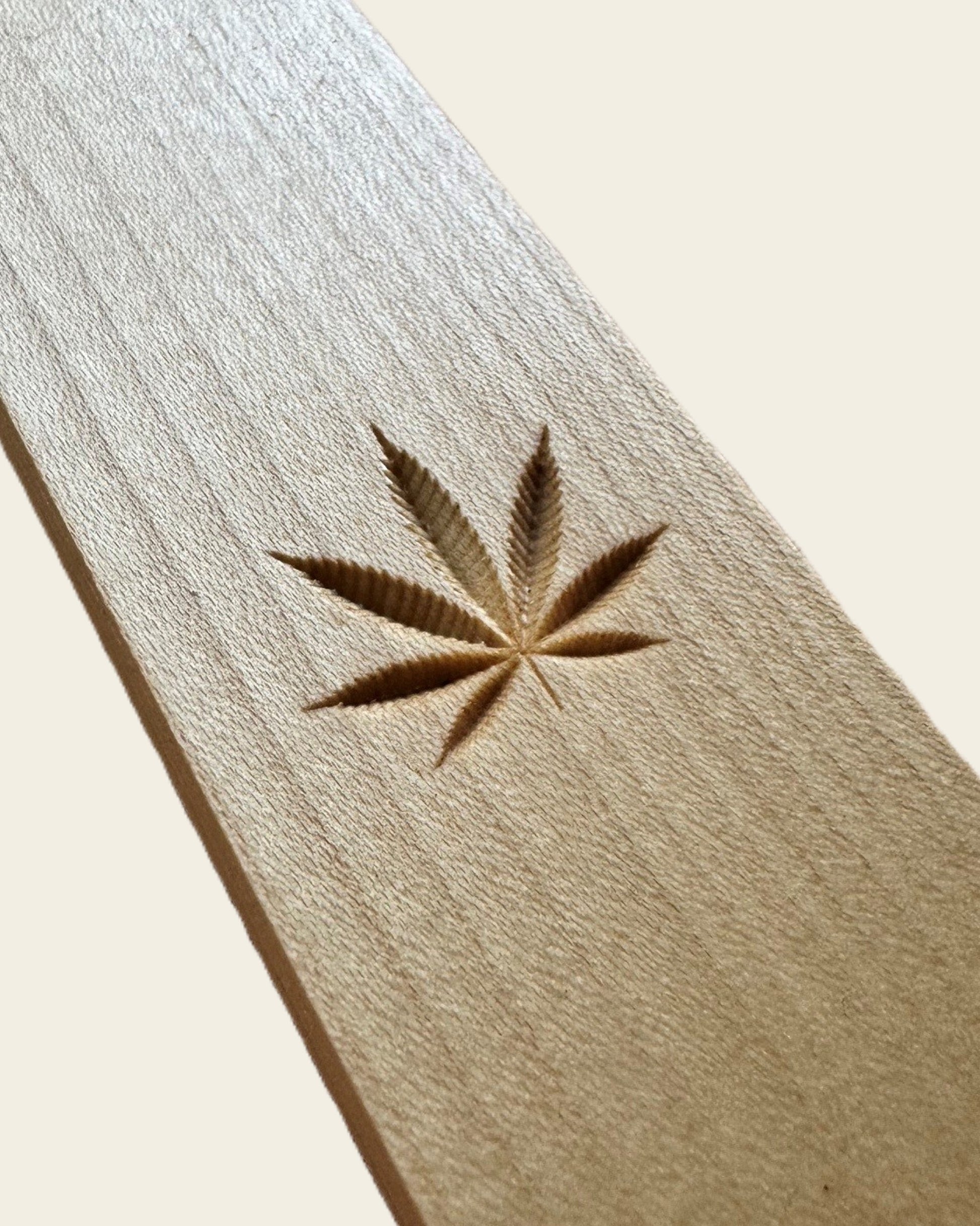 Nahaufnahme einer rechteckigen Holz-Box mit Hanf-Blatt Gravur zur Aufbewahrung von Kräutern, Tees und Joints