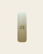 Rechteckige Holz-Box mit Hanf-Blatt Gravur zur Aufbewahrung von Kräutern, Tees und Joints