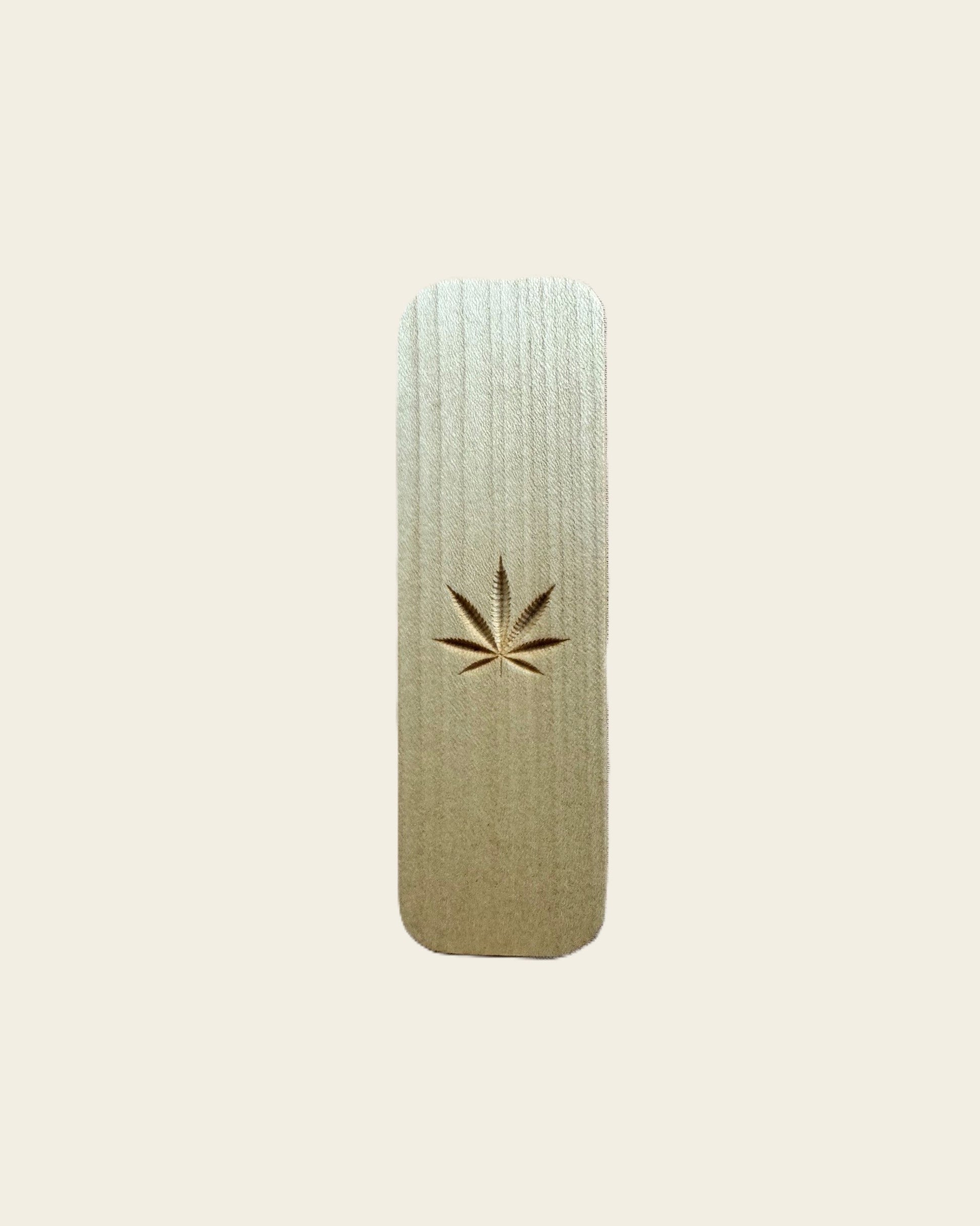 Rechteckige Holz-Box mit Hanf-Blatt Gravur zur Aufbewahrung von Kräutern, Tees und Joints
