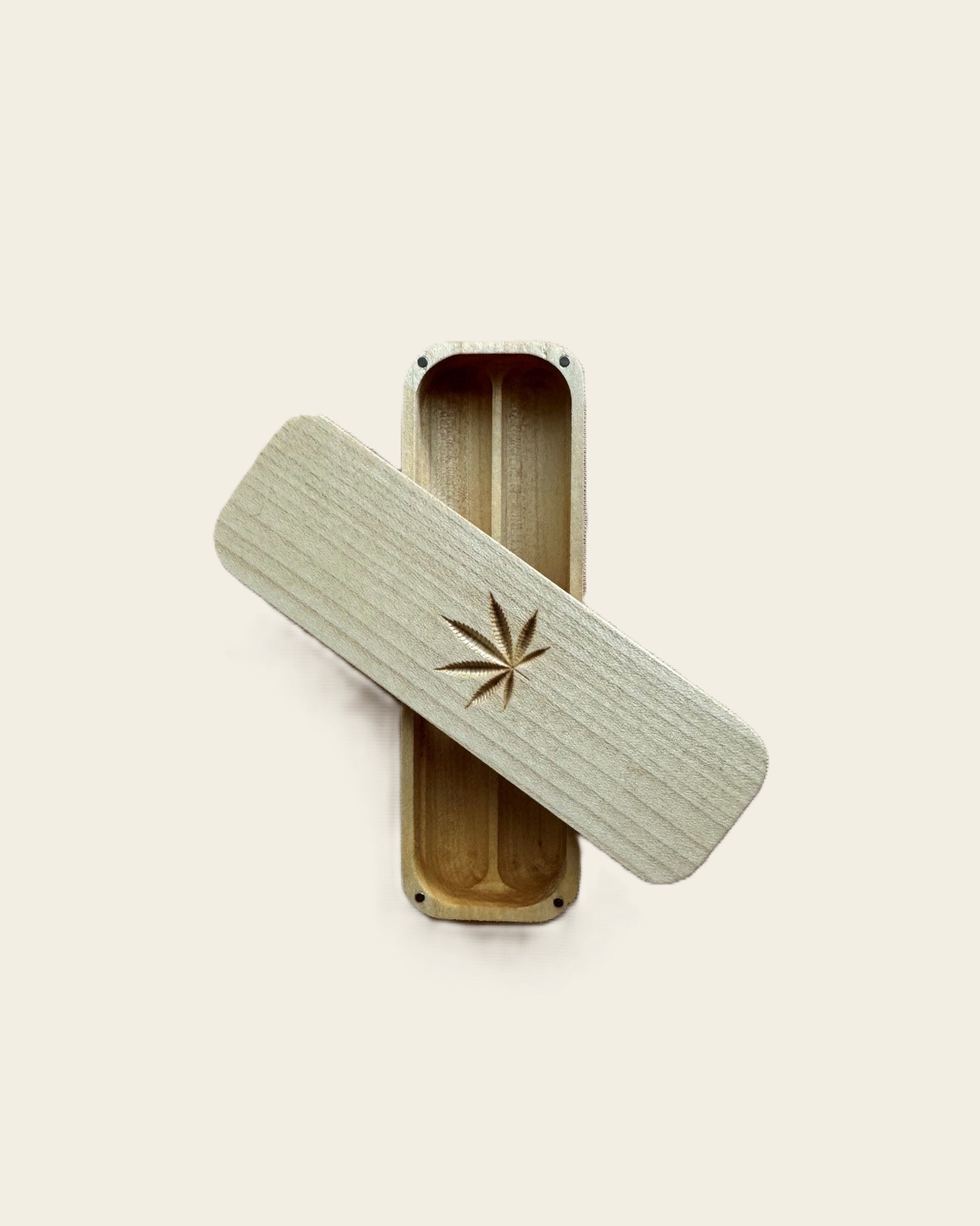 Rechteckige Holz-Box mit Hanf-Blatt Gravur zur Aufbewahrung von Kräutern, Tees und Joints