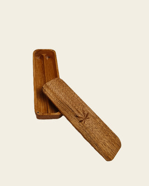 Rechteckige Holz-Box mit Hanf-Blatt Gravur zur Aufbewahrung von Kräutern, Tees und Joints