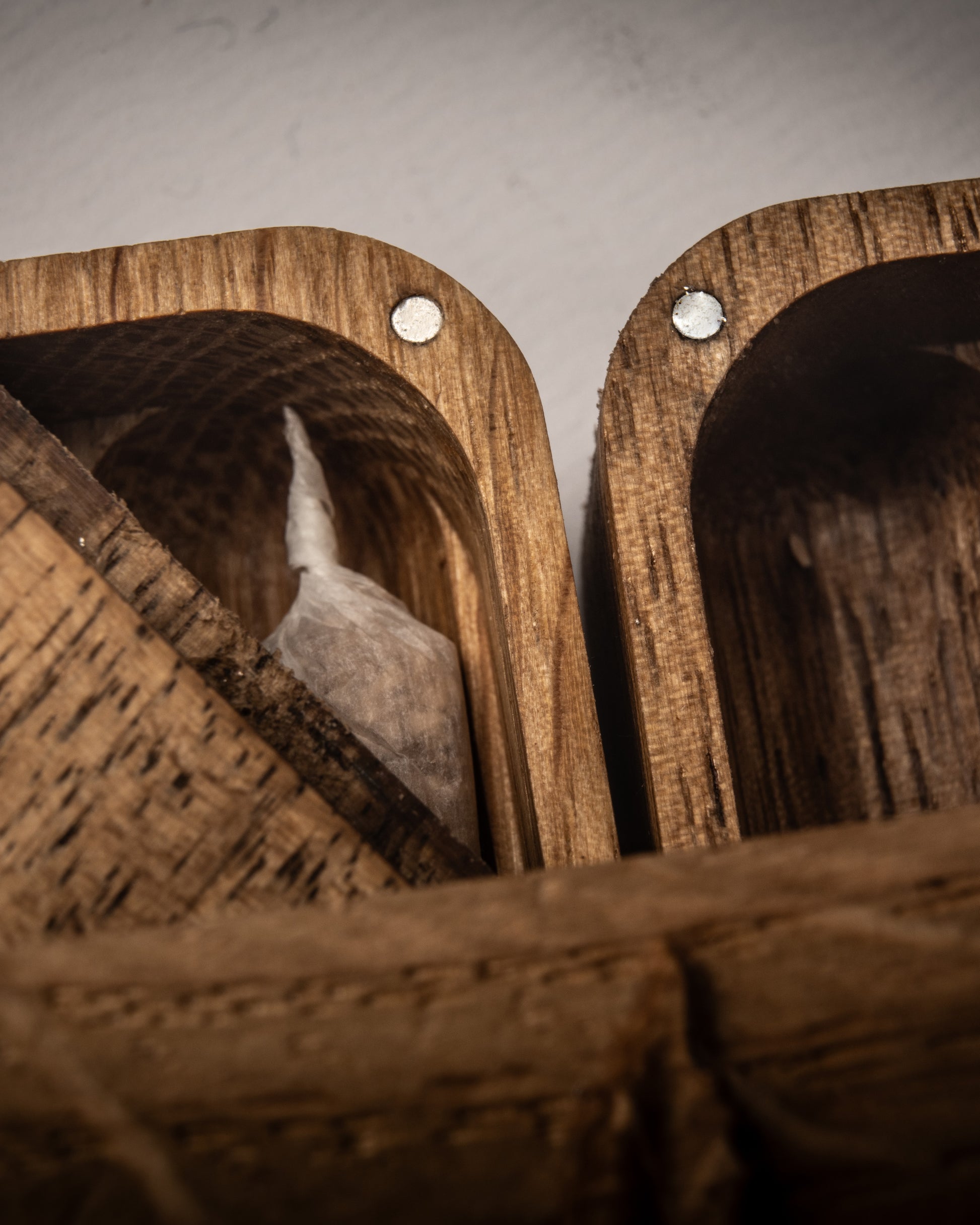 Nahaufnahme einer Holz-Box mit vier Kammern für jeweils einen Joint mit magnetischem Deckel verschließbar