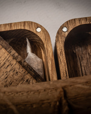 Nahaufnahme einer Holz-Box mit vier Kammern für jeweils einen Joint mit magnetischem Deckel verschließbar