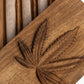 Nahaufnahme des Deckels mit Hanfblatt-Gravur einer Holz-Box mit vier Kammern für jeweils einen Joint mit magnetischem Deckel verschließbar