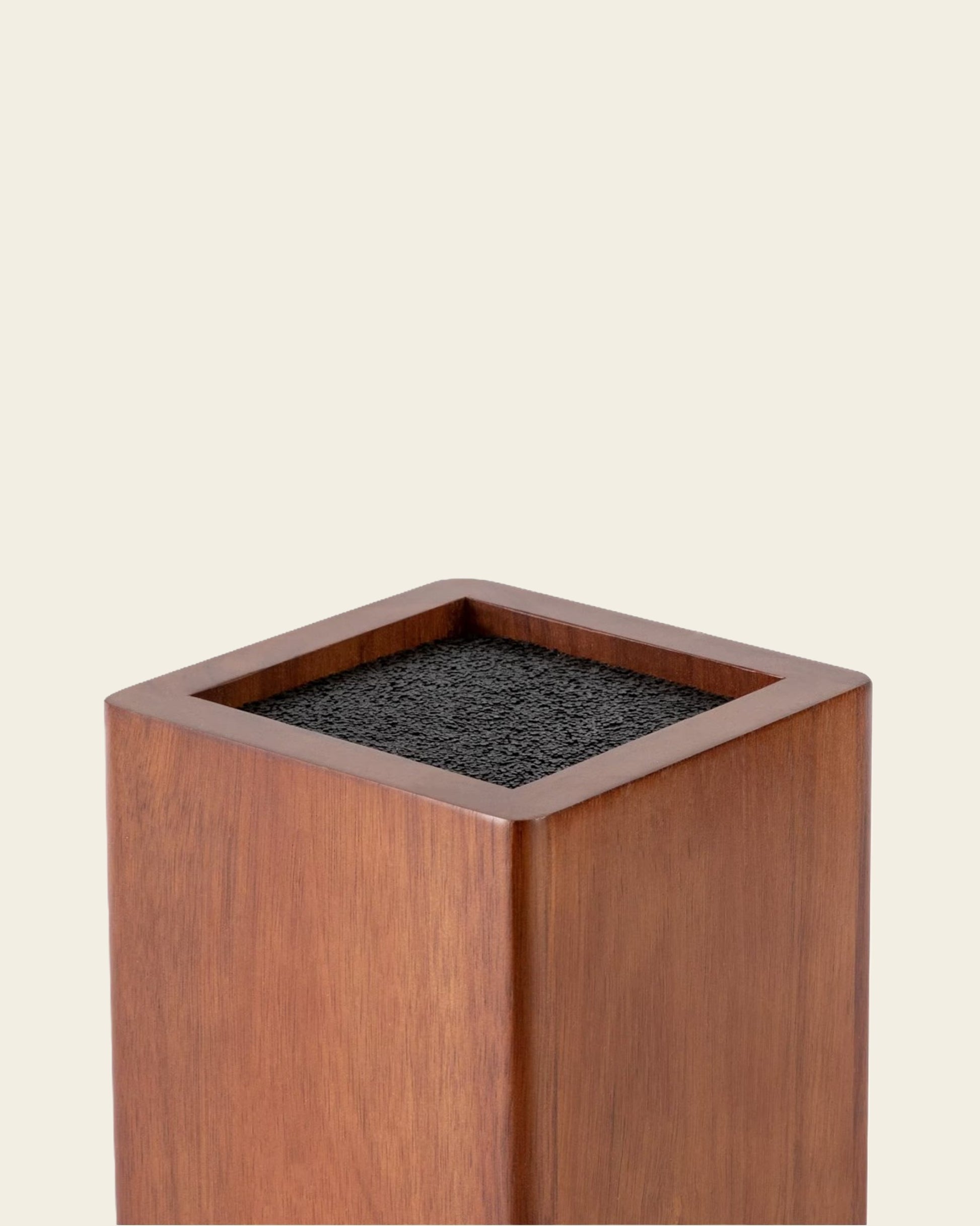 Detailansicht eines magnetischen Messerblock aus Akazie, 360 Grad drehbar, mit schwarzem Inlay