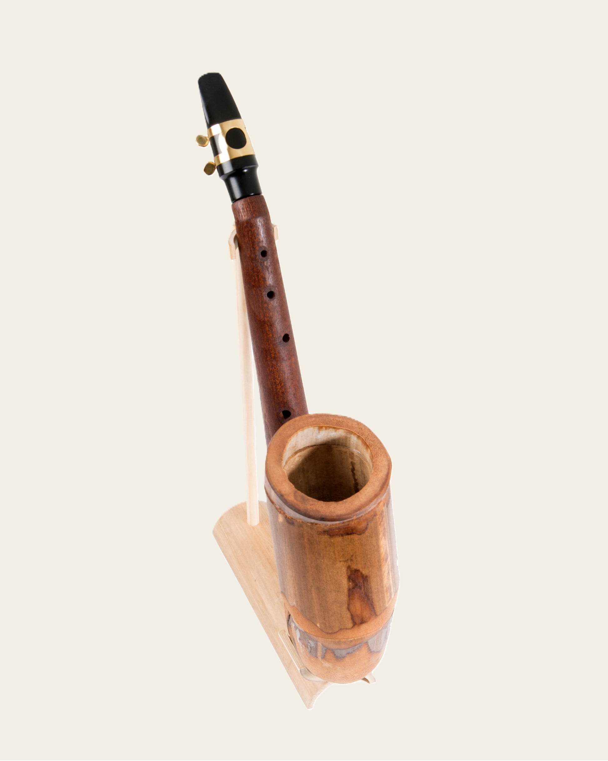 Saxophon aus Bambus und Mahagoni-Holz mit Alt-Mundstück in Draufsicht