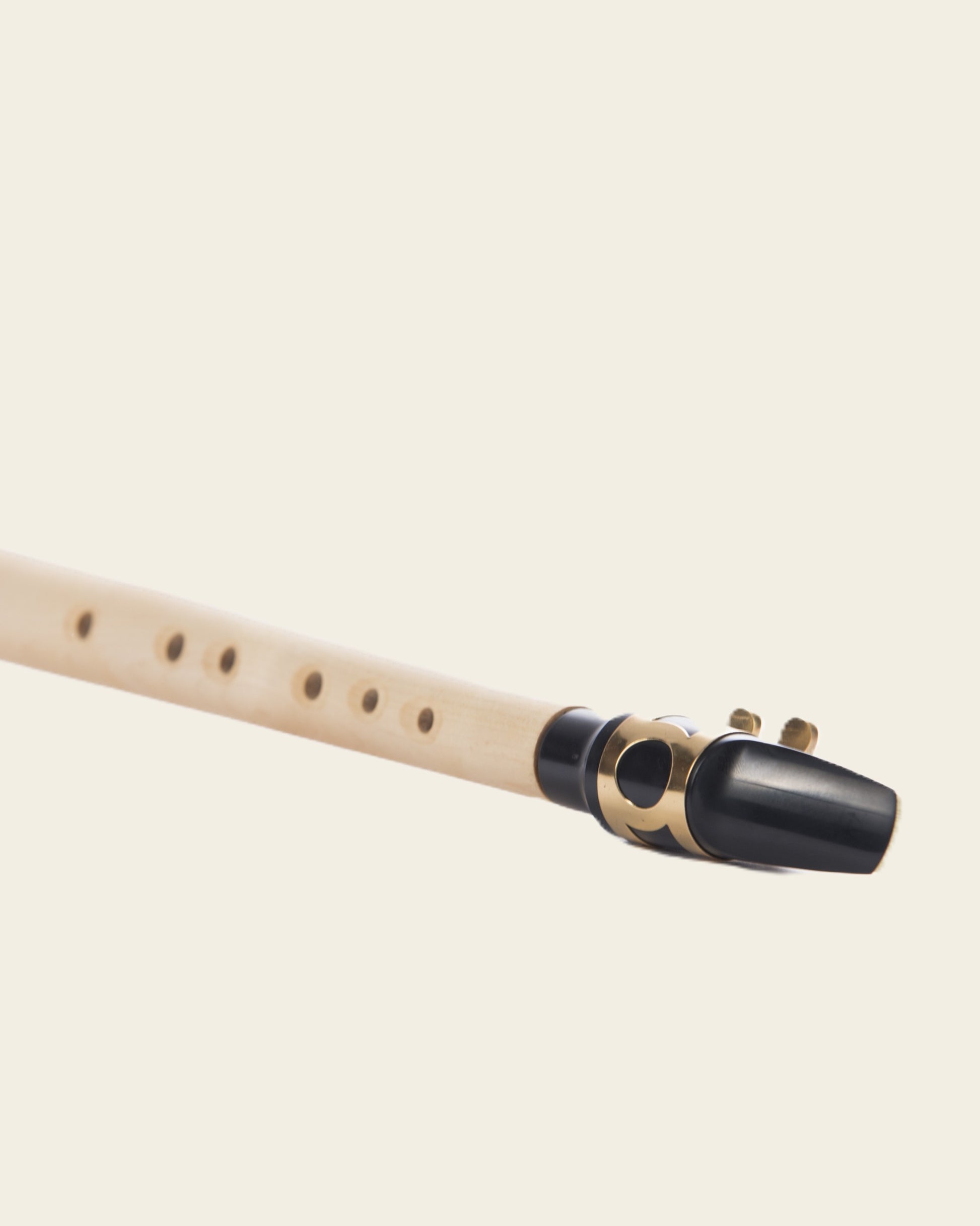 Mini-Saxophon aus Ahorn-Holz mit Alt-Mundstück in Nahaufnahme
