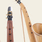 Zwei Saxophone aus Holz, Nahaufnahme des Instrumenten-Halses mit dem Mundstück