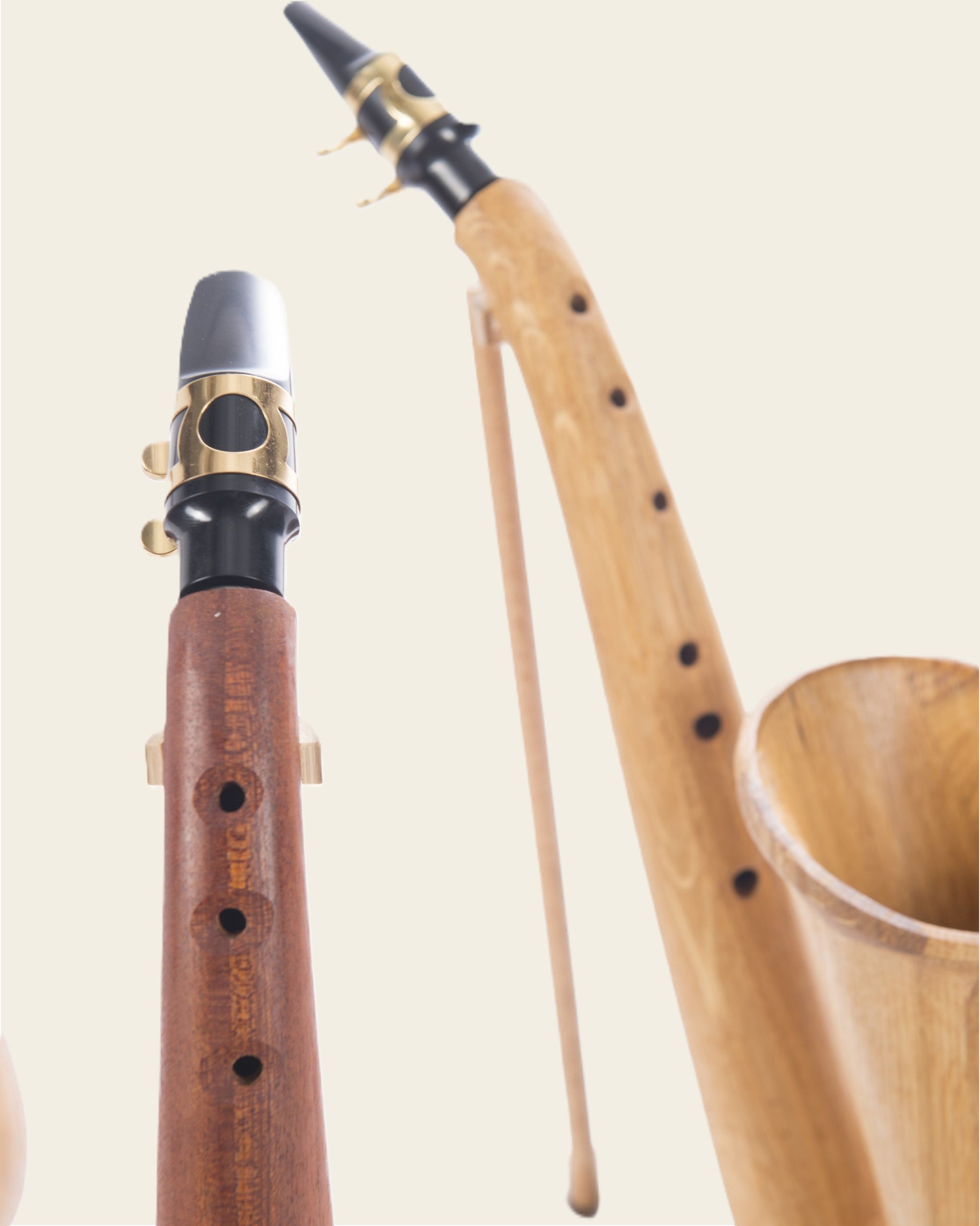 Zwei Saxophone aus Holz, Nahaufnahme des Instrumenten-Halses mit dem Mundstück