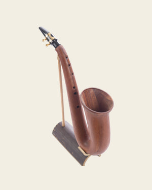 Saxophon aus Holz mit Alt-Mundstück auf einem Ständer