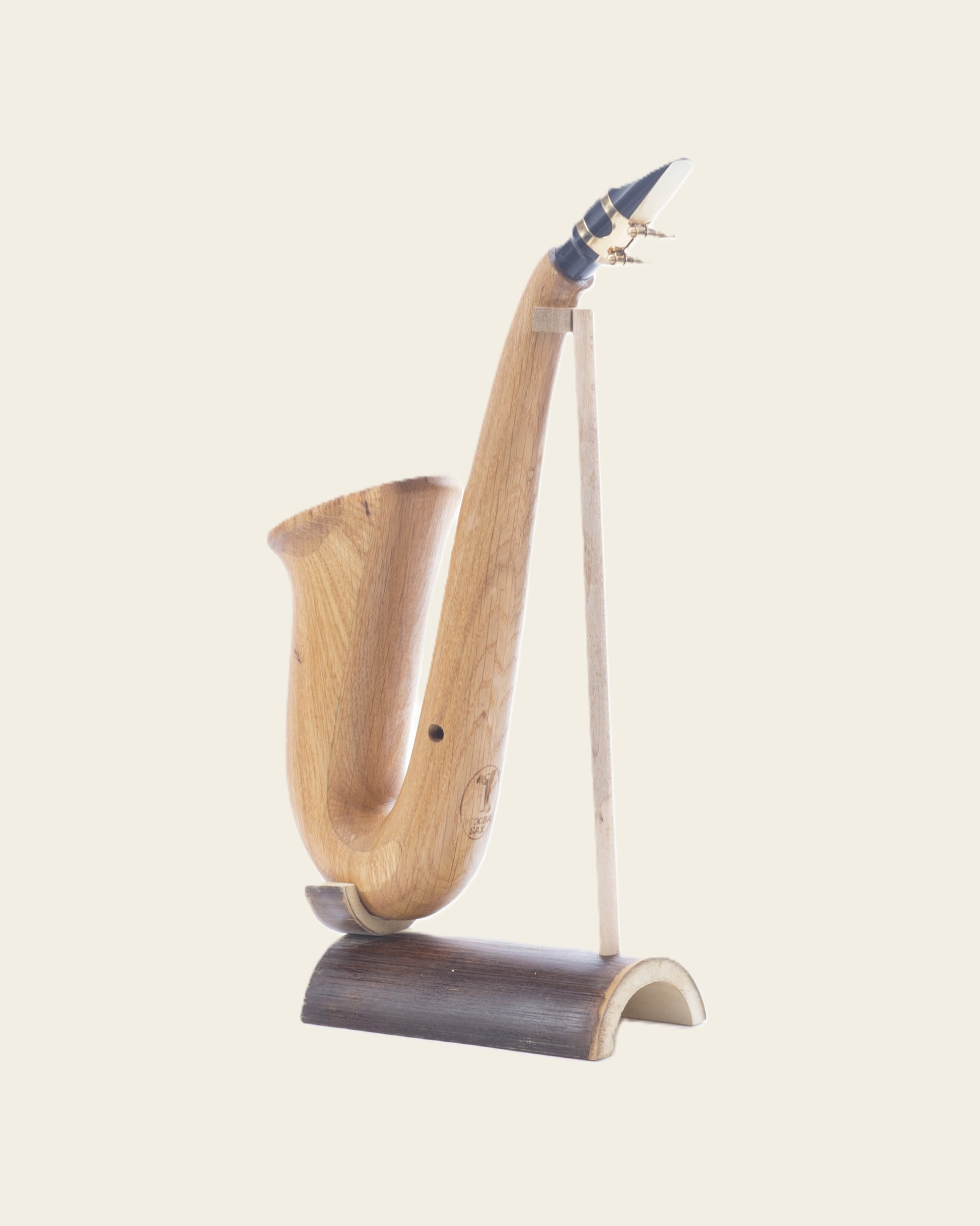 Saxophon aus Eichen-Holz mit Alt-Mundstück auf einem Ständer von hinten