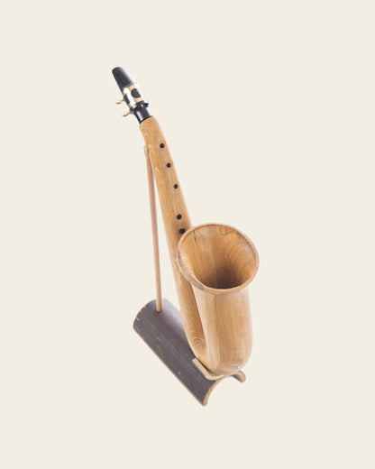 Saxophon aus Eichen-Holz mit Alt-Mundstück auf einem Ständer
