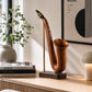 Saxophon aus Holz mit Alt-Mundstück auf einem Ständer