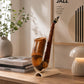 Holz-Saxophon auf einem Ständer, platziert auf einer Kommode mit Büchern und einer Lampe