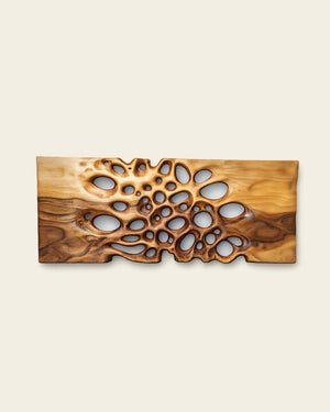 Modernes Wandbild aus Holz mit organischen Formen und Löchern