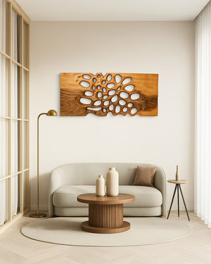 Modernes Wandbild aus Holz mit organischen Formen und Löchern über einem Sofa
