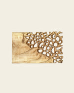 Modernes Wandbild aus Holz mit organischen Formen und Löchern