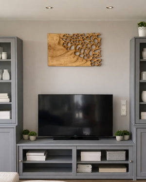 Modernes Wandbild aus Holz mit organischen Formen und Löchern an einer Wand im Wohnzimmer