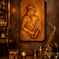 Detaillierte Schnitzerei eines rechteckigen Holzbildes, das einen Saxophonisten zeigt, aufgehängt in einer Bar, auf einem Tisch davor stehen Whiskey-Glas und ein Saxophon
