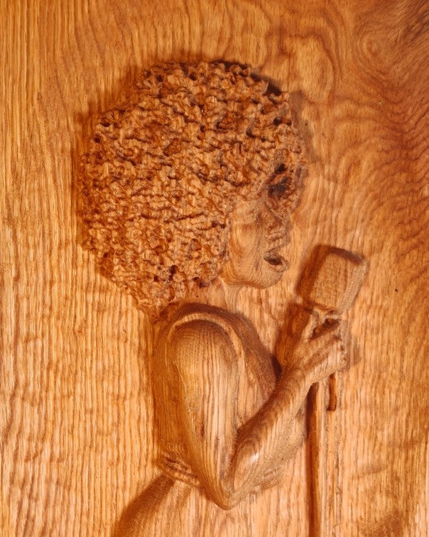 Gefräste Wandkunst aus Holz, Abbildung einer Jazz-Sängerin, Detailansicht