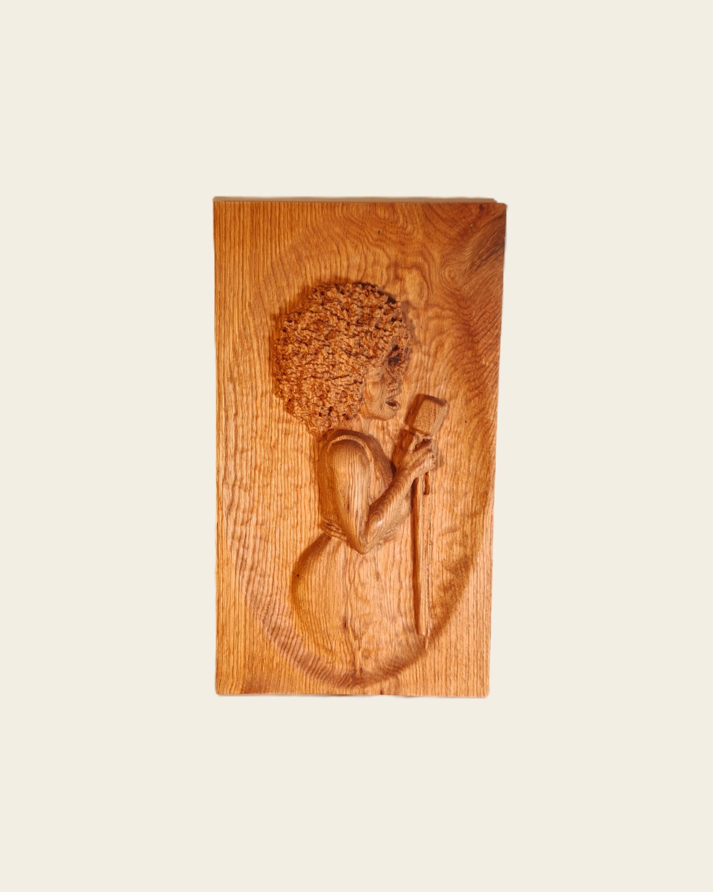 Gefräste Wandkunst aus Holz, Abbildung einer Jazz-Sängerin