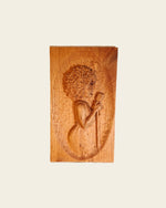 Gefräste Wandkunst aus Holz, Abbildung einer Jazz-Sängerin