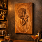 Gefräste Wandkunst aus Holz, Abbildung einer Jazz-Sängerin, die in einer Bar an der Wand hängt, zwei Cocktails im Vordergrund auf der Bar abgestellt
