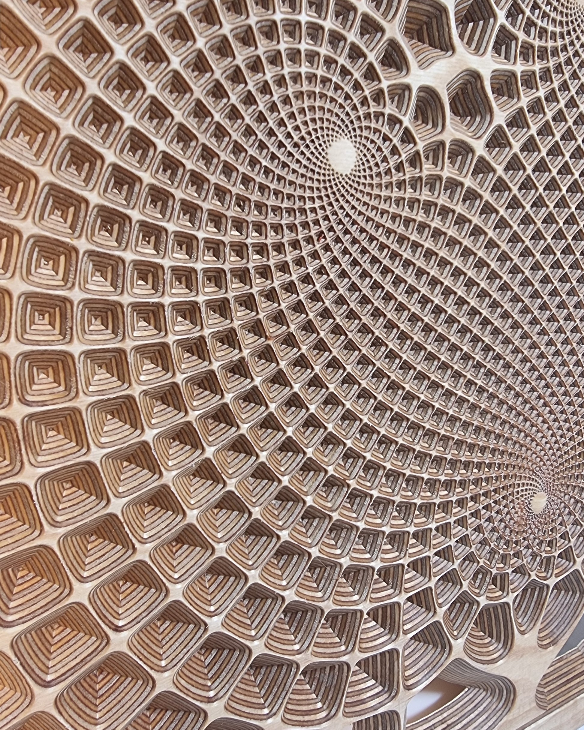 Nahaufnahme eines modernen Wandbild, gefräst aus Eichenholz, mit geometrischen Mustern