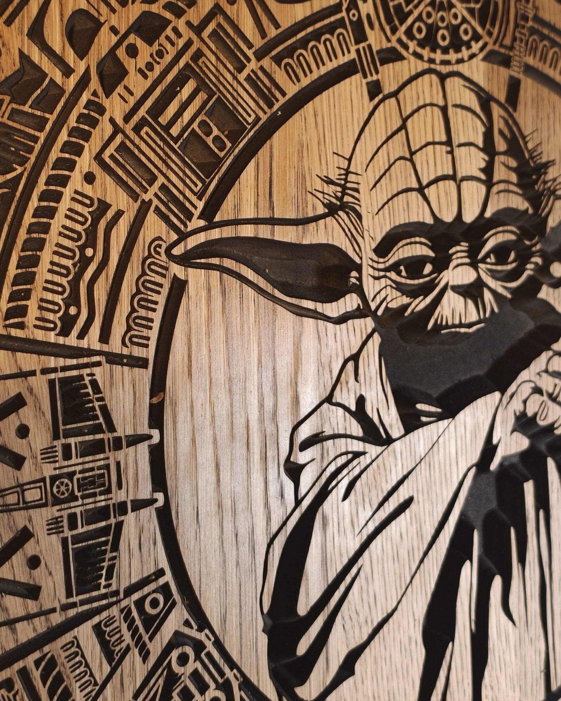 Rundes Holz-Bild mit diversen Abbildung von Star Wars, mittig als Hauptfigur Yoda, Detailaufnahme