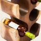 Nahaufnahme eines Wein-Ständers in skulpturaler Form